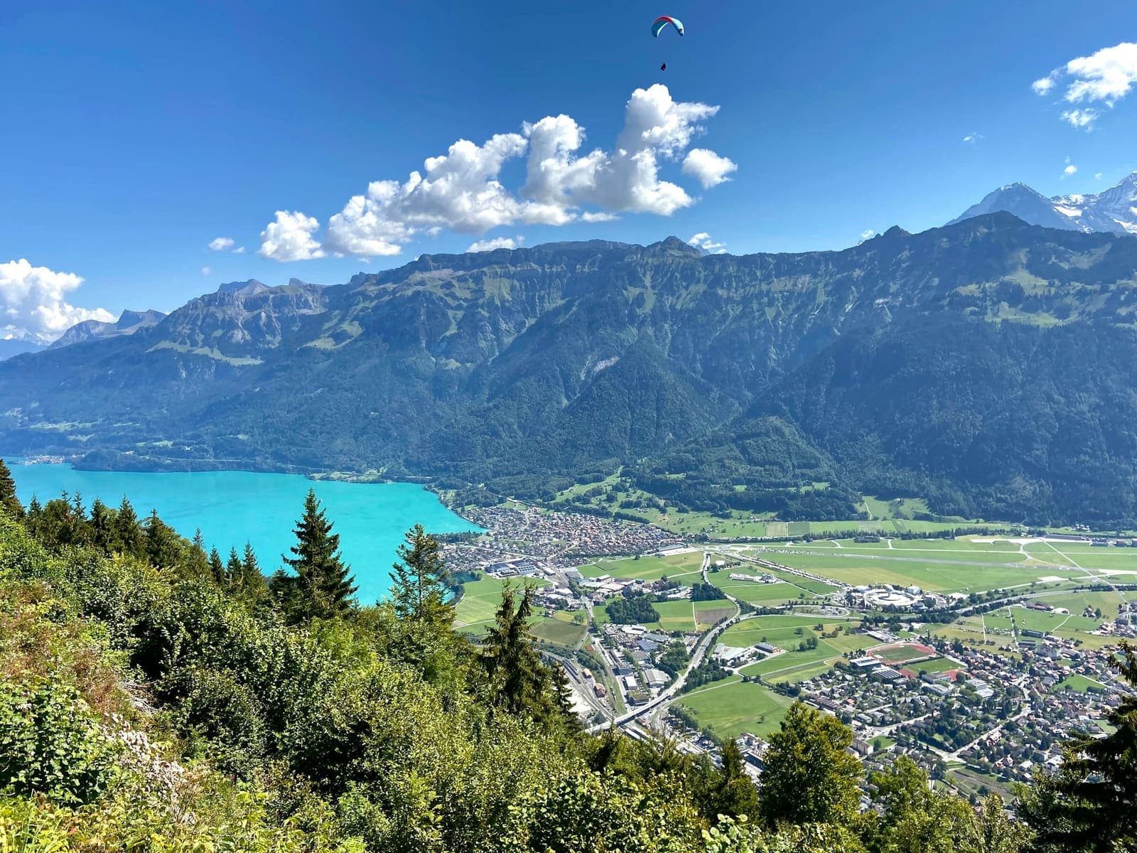 Zentralschweizer Berglandschaft mit türkisem See und Tal