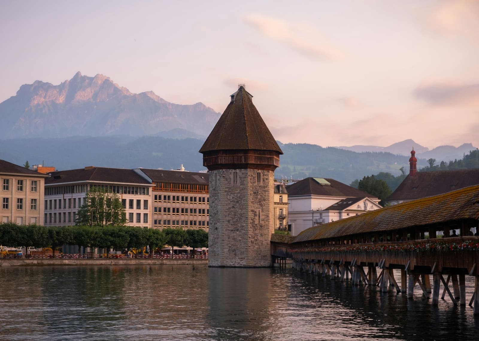 Kapellbrücke und Wasserturm in Luzern bei Sonnenuntergang mit Pilatus