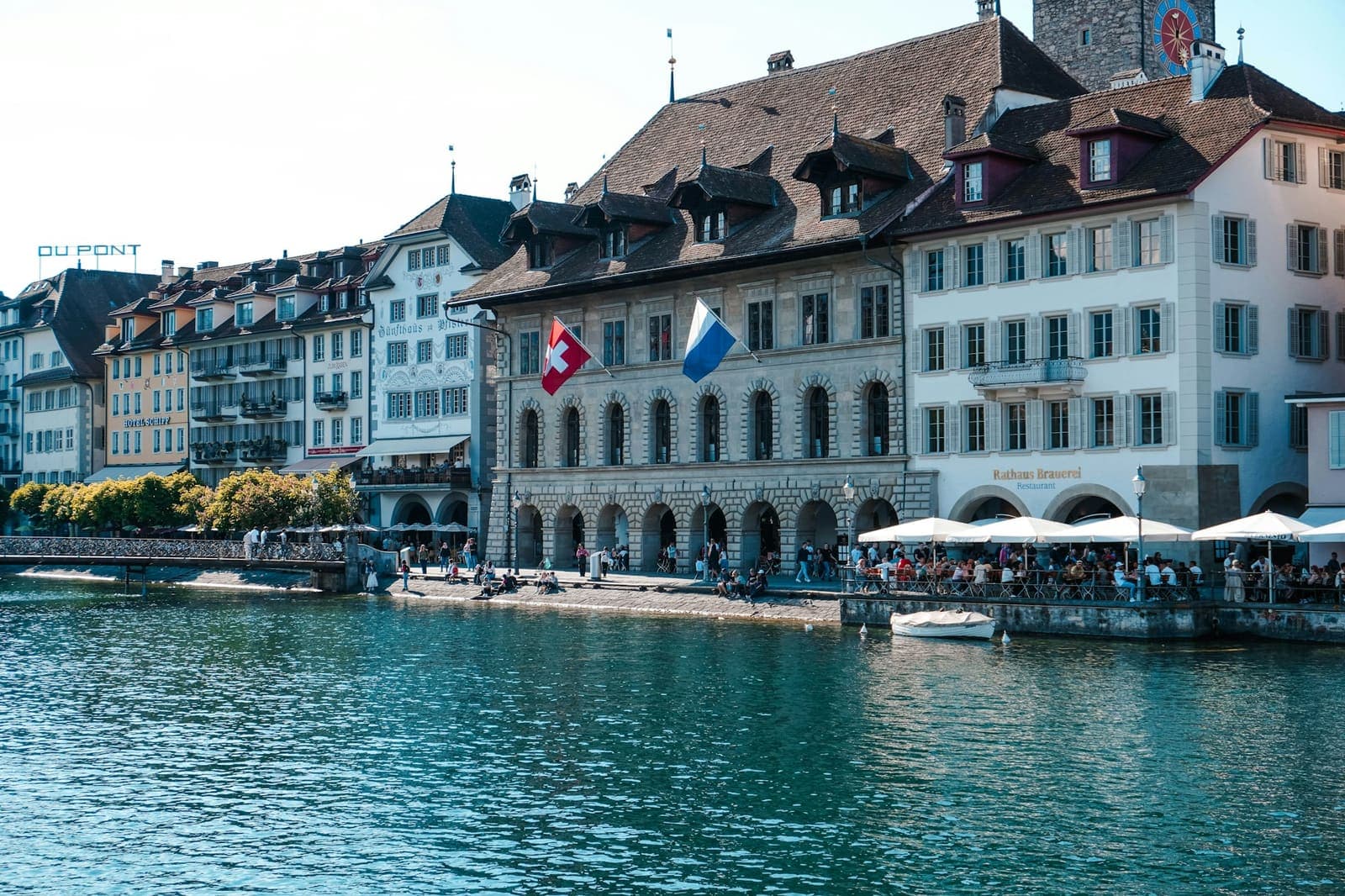 Luzerner Rathaus und Uferpromenade am Fluss Reuss