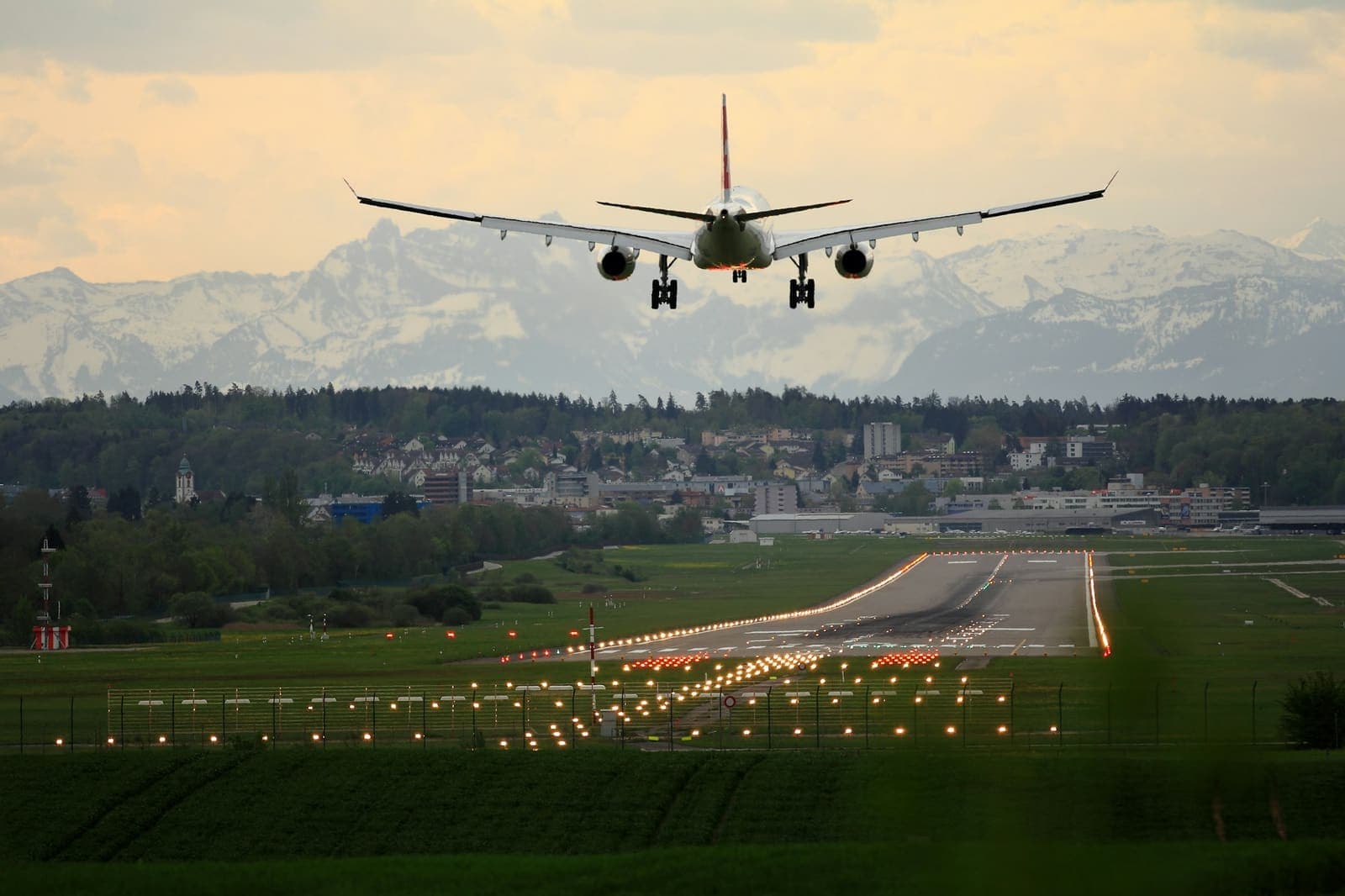 Swiss-Flugzeug im Anflug auf den Flughafen Zürich vor den Alpen